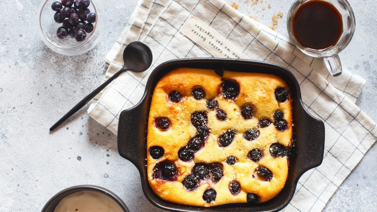Himmlischer Quark-Heidelbeer-Auflauf in Form, daneben frische Blaubeeren