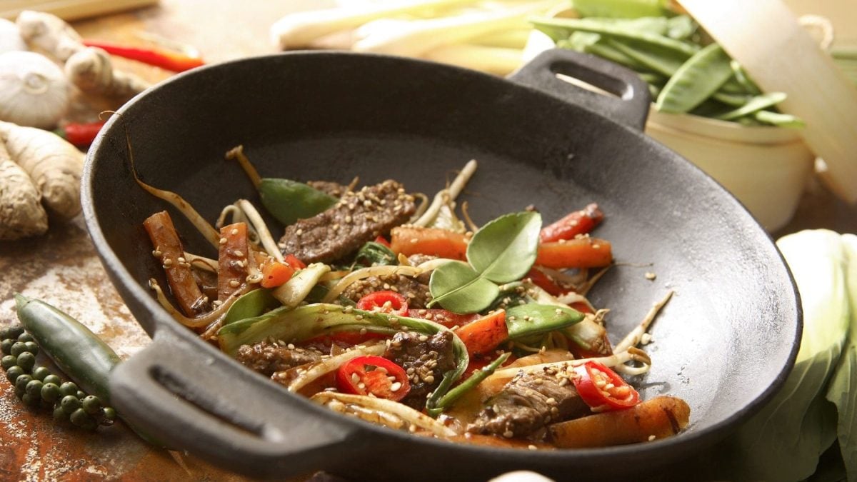 Thaipfanne in einem Wok mit Gewürzen