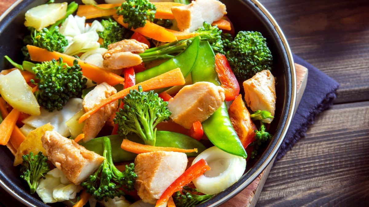 Buntes Wok-Gemüse mit Putenfleisch