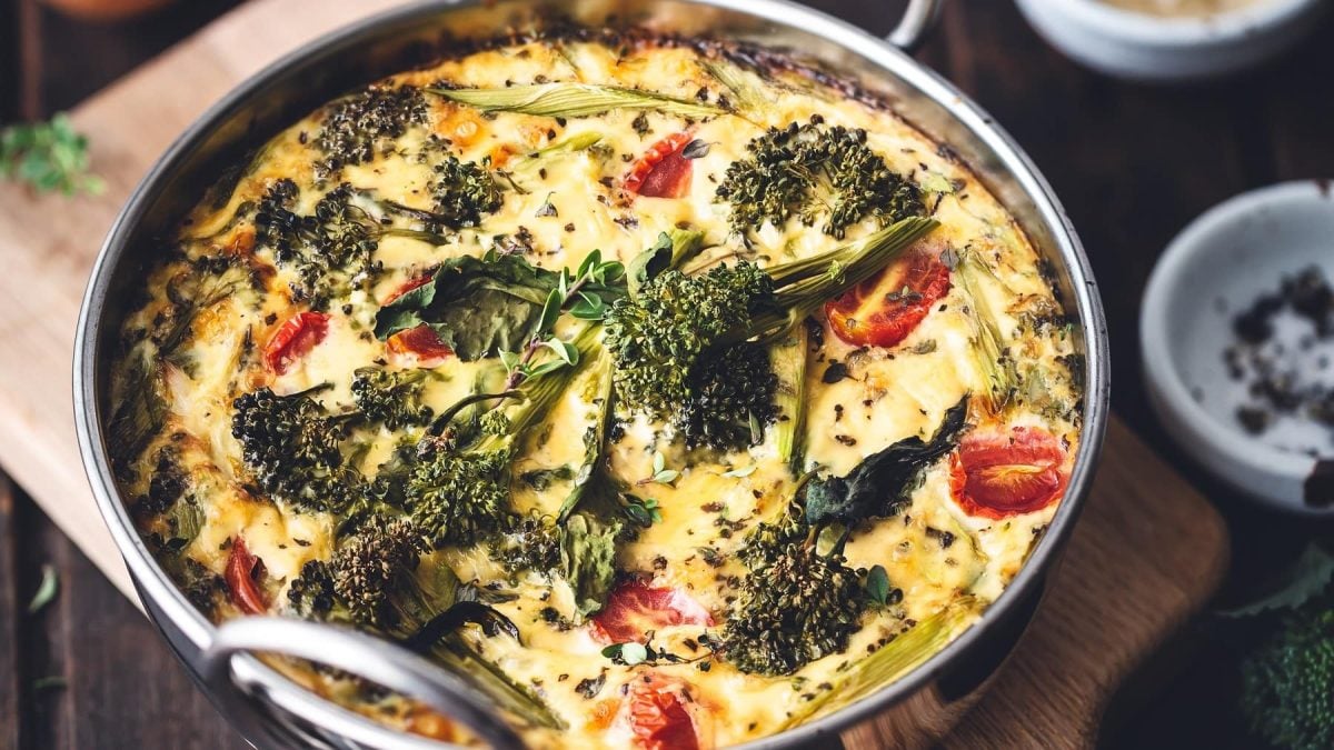 Brokkoli-Frittata mit Tomaten und Lauch, serviert in einem großen, ofenfesten Topf.