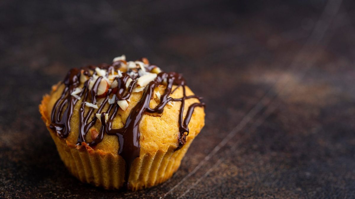 Vegane Muffins mit Nougat-Glasur auf schwarzem Untergrund