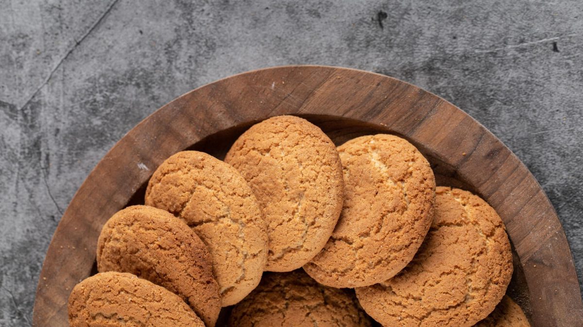 Traditionelle Helgoländer Plätzchen auf braunem Teller