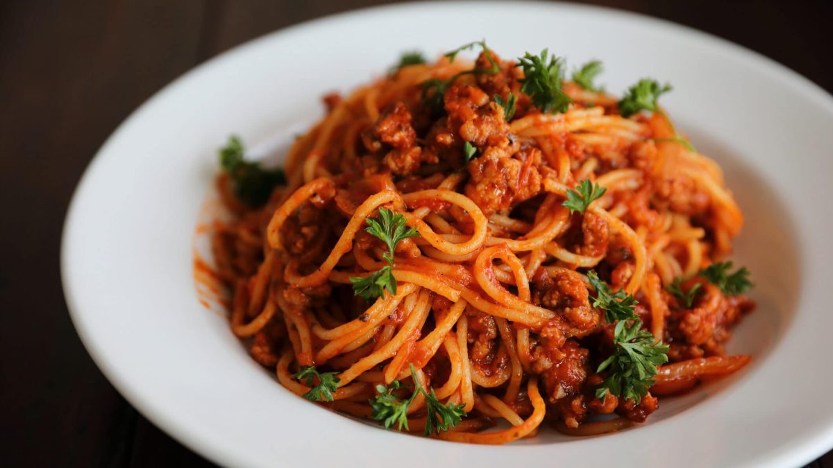 Spaghetti Bolognese mit Tofu-Hack in weißem Teller