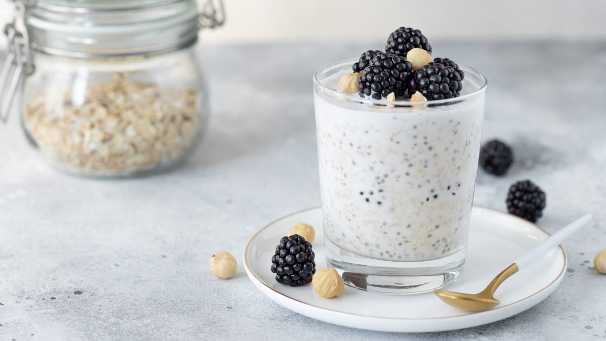 Glutenfreie Overnight-Oats mit Brombeeren und Nüssen in kleinem Glas