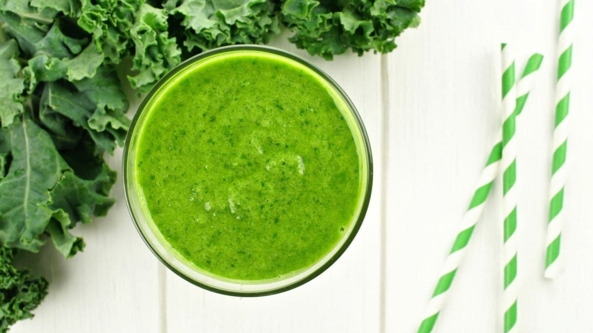 Detox Smoothie mit Grünkohl und Strohhalmen