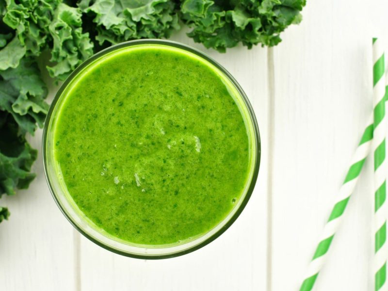 Detox Smoothie mit Grünkohl und Strohhalmen