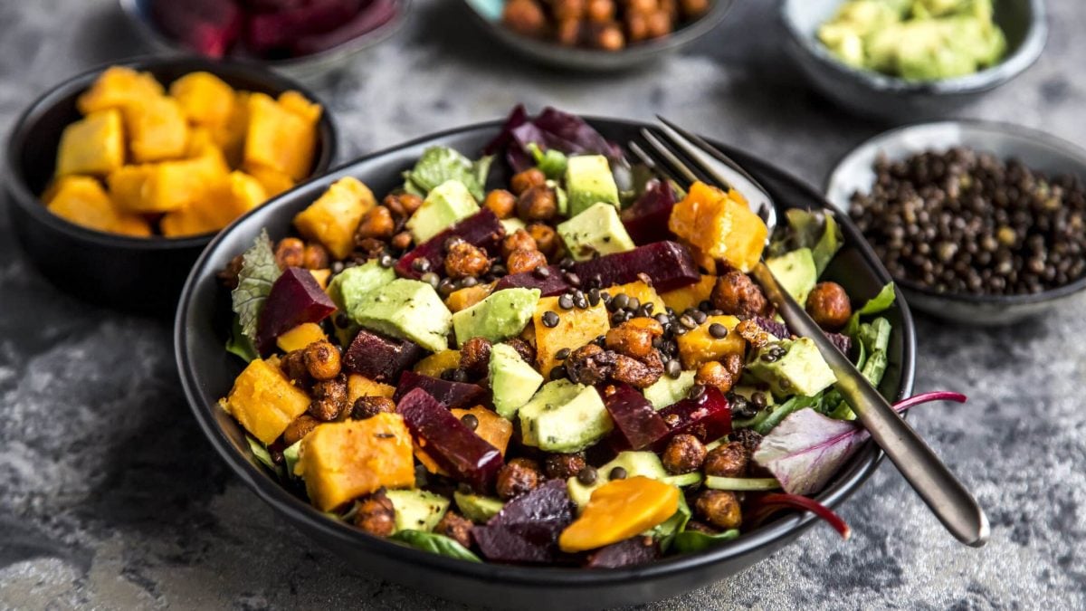 Süßkartoffel-Bowl mit gerösteten Kichererbsen und Avocado in Teller