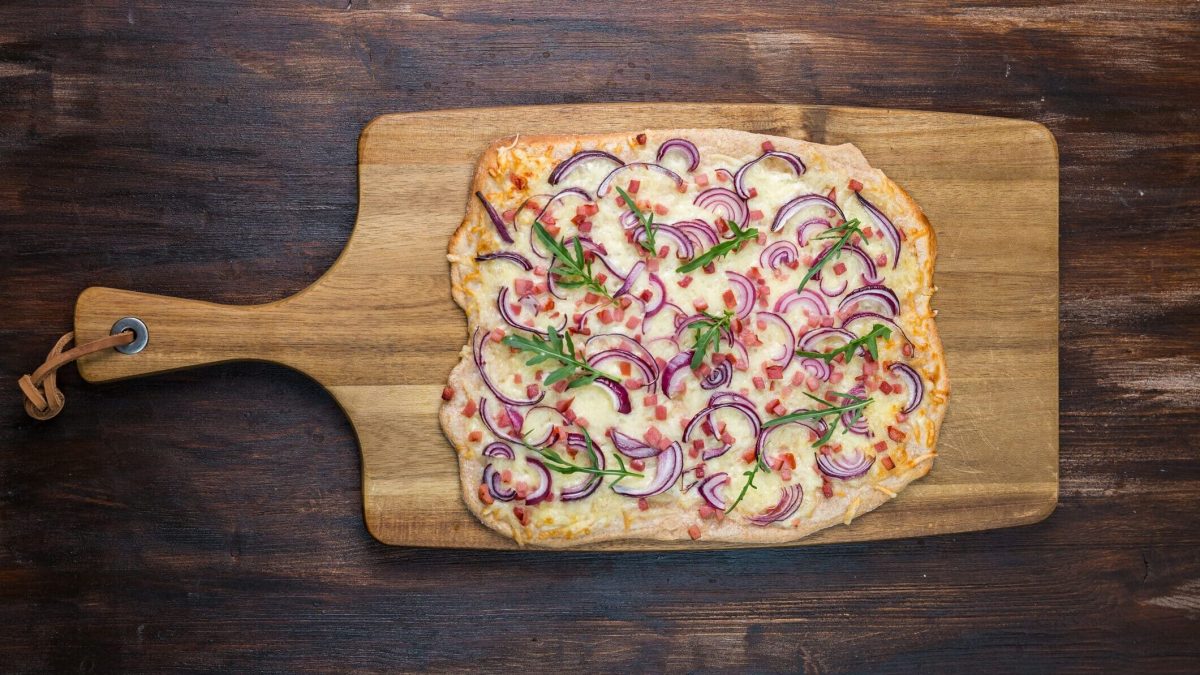 Rezept für Elsässer Flammkuchen, auf holzbrett