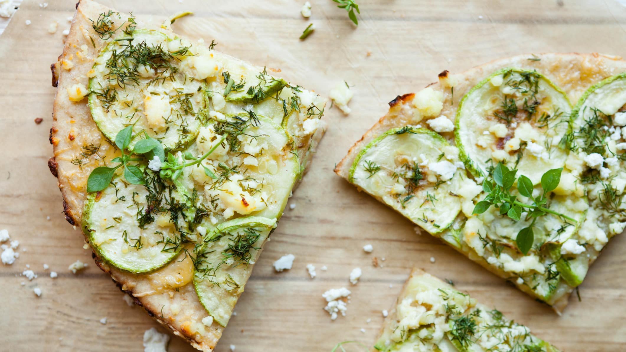 Zucchini-Tarte auf Holzbrett.