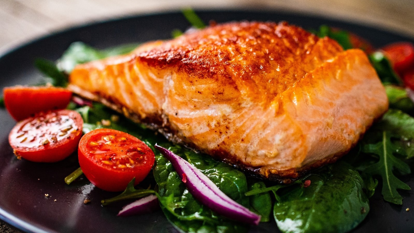 Lachsfilet auf Spinatbett