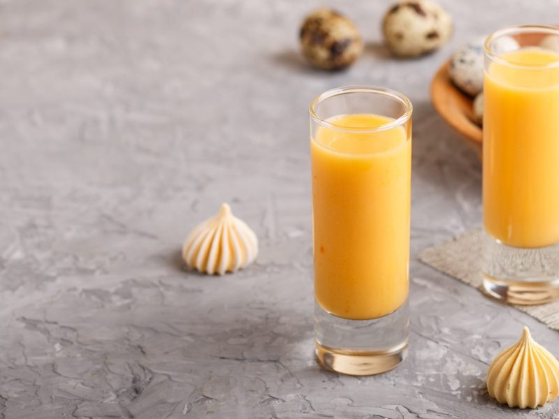 Zwei Gläser mit Orangenflip