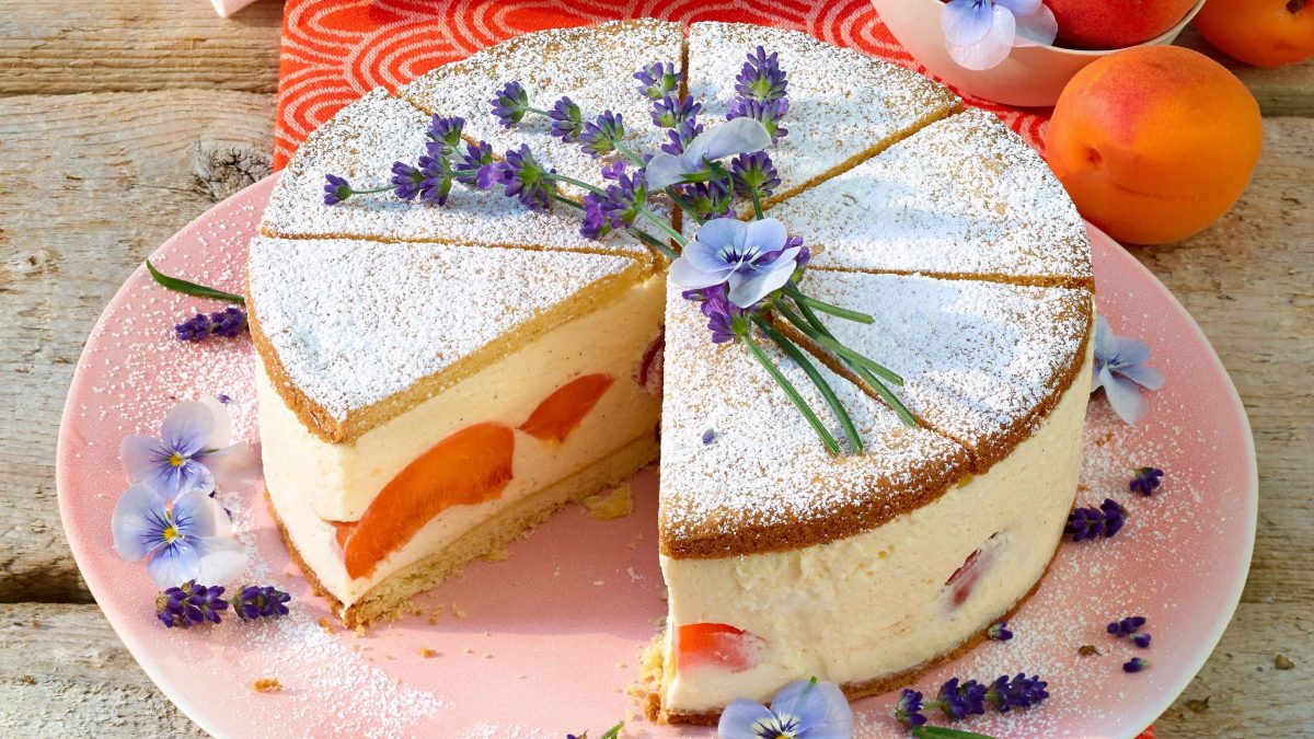 Sahnetorte mit Aprikosen und Lavendel
