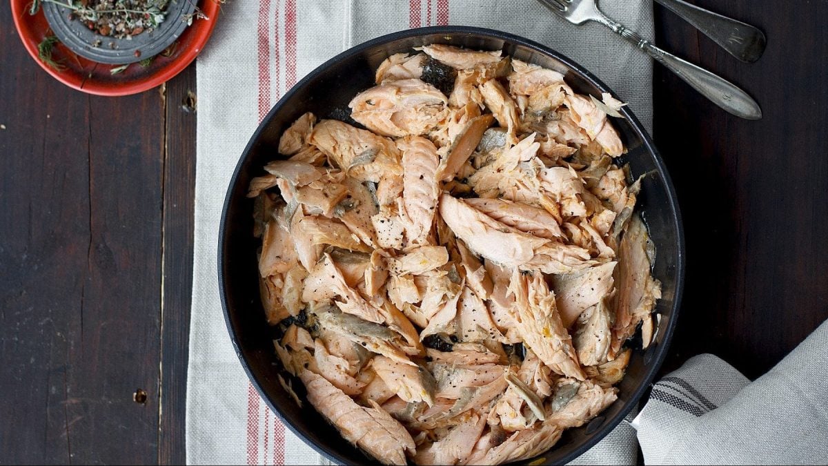Auseinandergezupfter Lachs in einer Schale