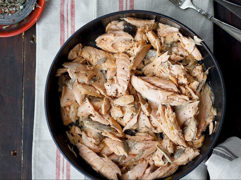 Auseinandergezupfter Lachs in einer Schale