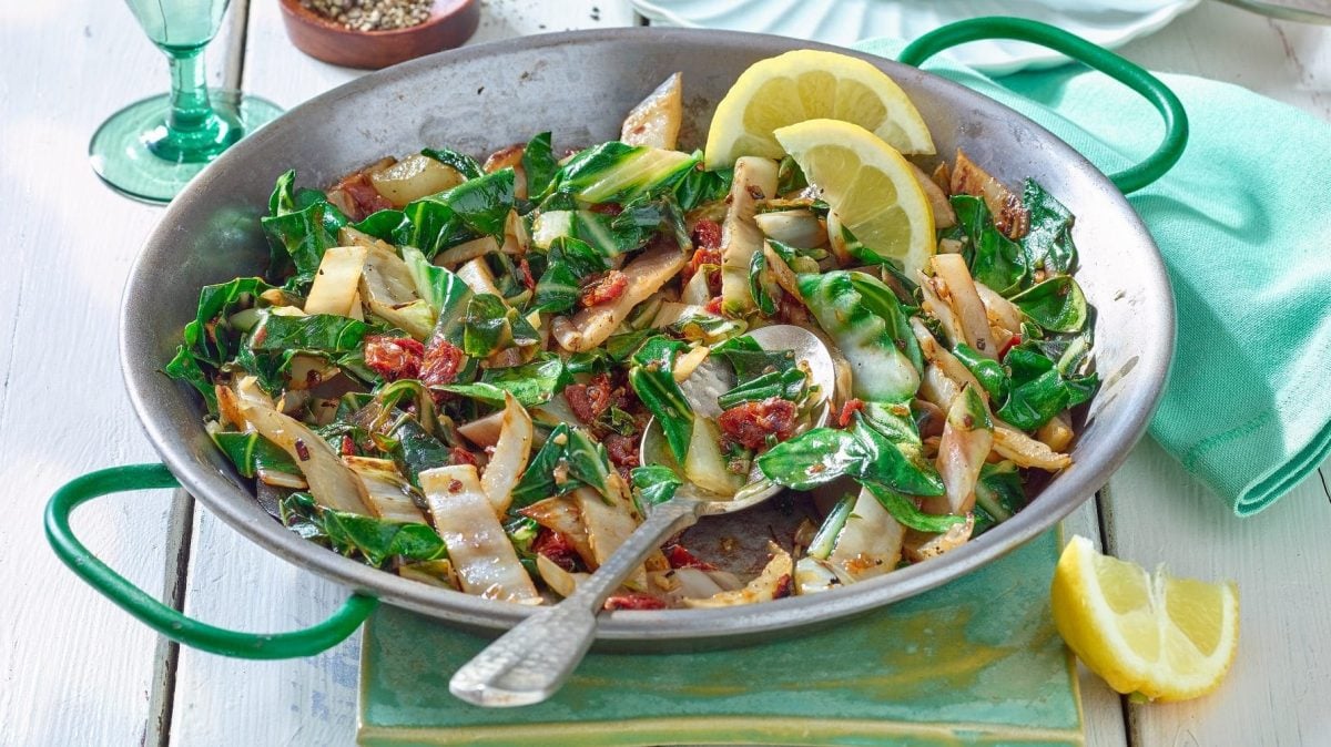 Auf einem Holztisch steht eine mediterrane Magold-Pfanne.