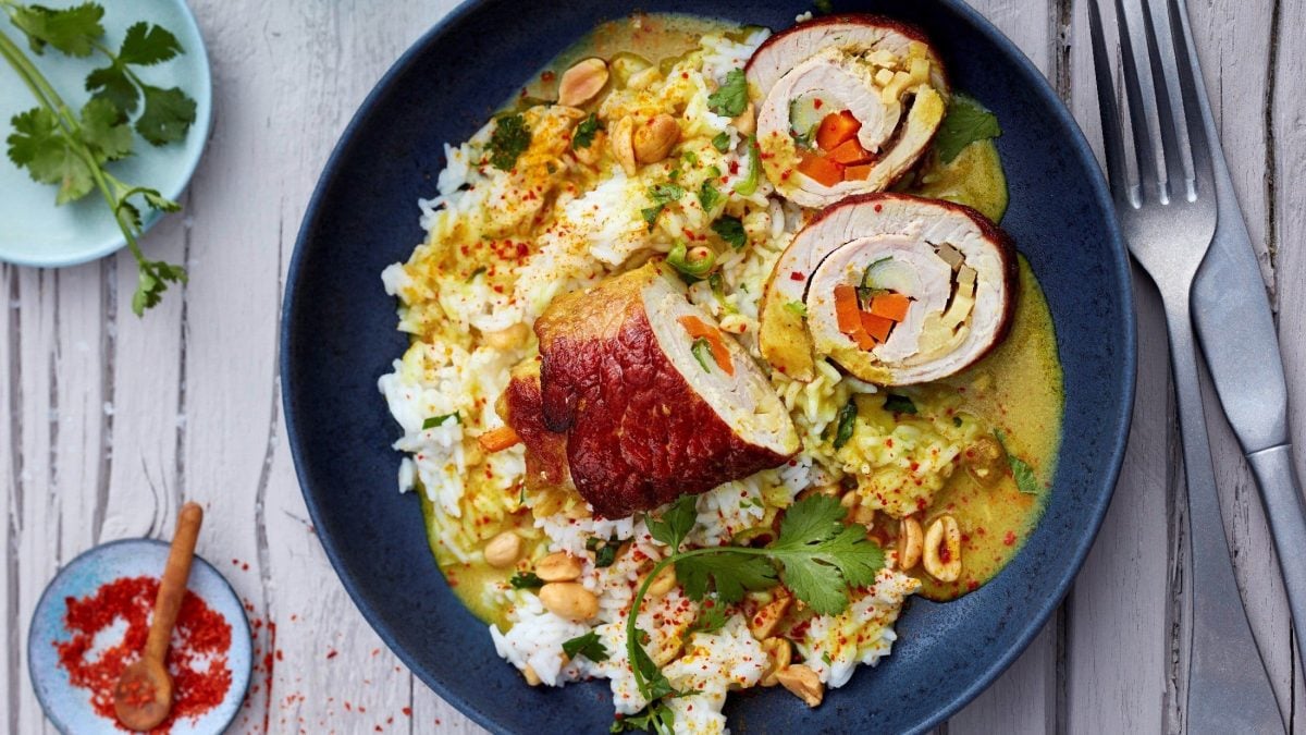 Rouladen mit Reis, Sauce und Gemüse.