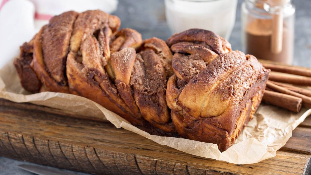 Franzbrot aus der Kastenform auf Backpapier