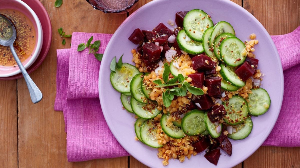 Rote-Bete-Linsensalat mit frischen Gurkenscheiben, süßem Senf, Zwiebeln und frischem Oregano