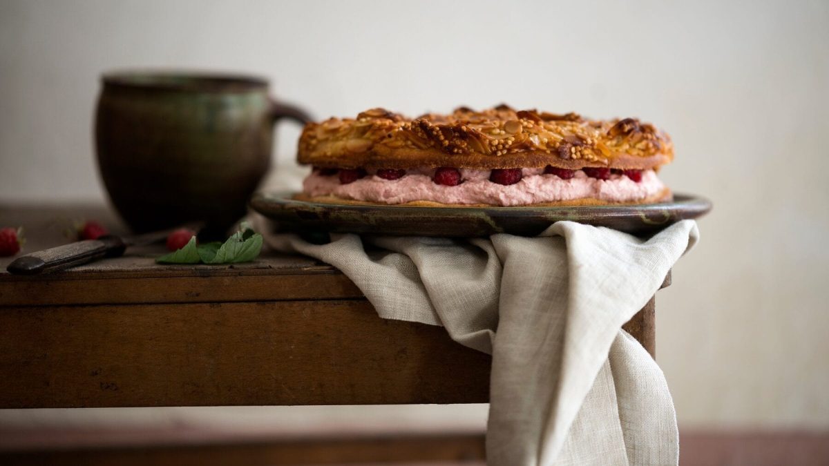 Sommerliche Bienenstich-Torte mit Himbeeren