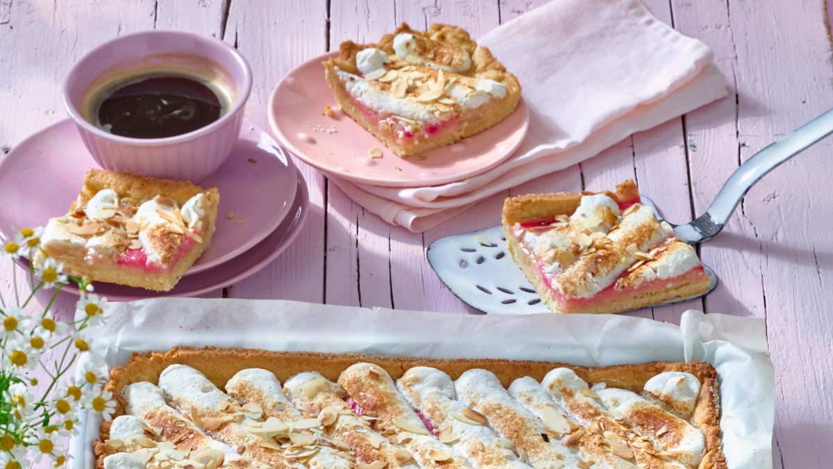 Rhabarberkuchen mit Mandelbaiser