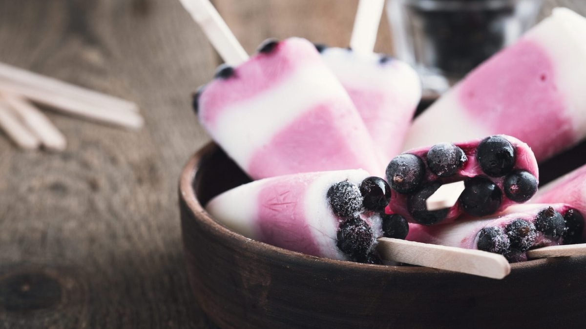Frozen Joghurt-Eis mit Beeren auf Holzunterlage