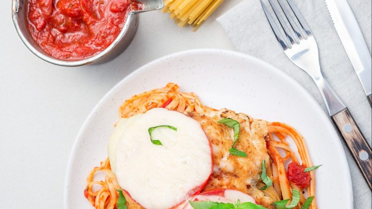 Tagliatelle mit saftigem Steak Caprese, daneben Spagetti und Tomatensoße