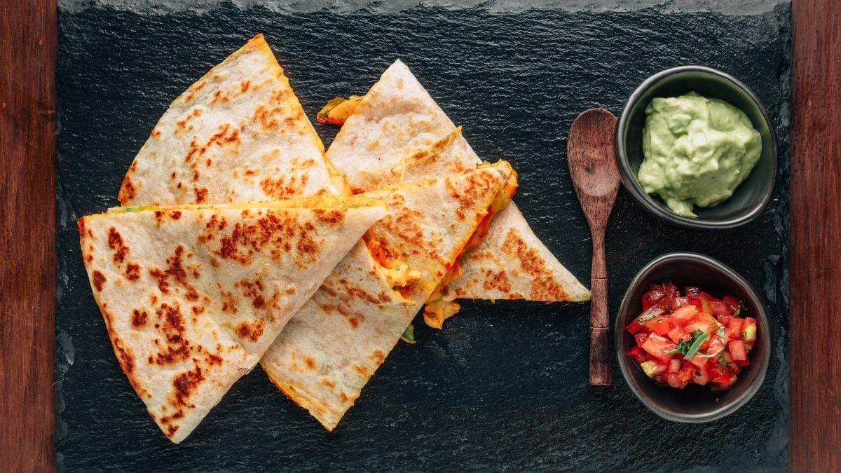 Mexikanische Hähnchen-Quesadillas auf Schieferplatte.