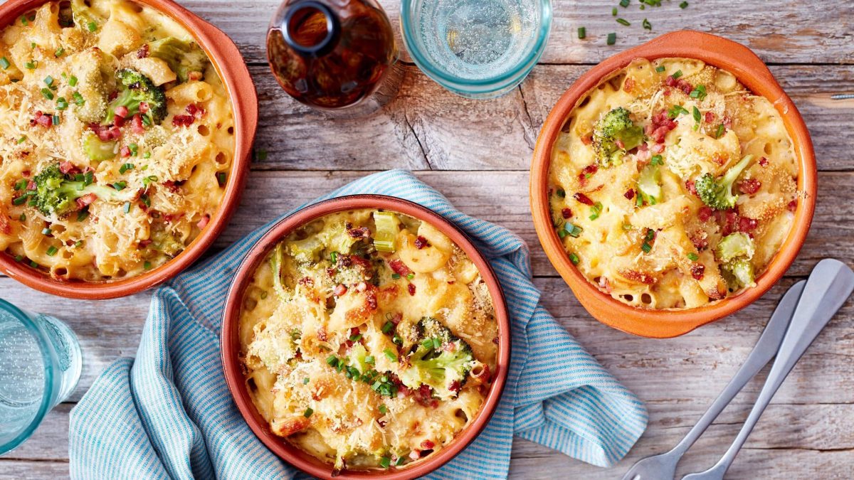 Nudelgratin mit Cheddar überbacken und Gemüse sowie Speck.