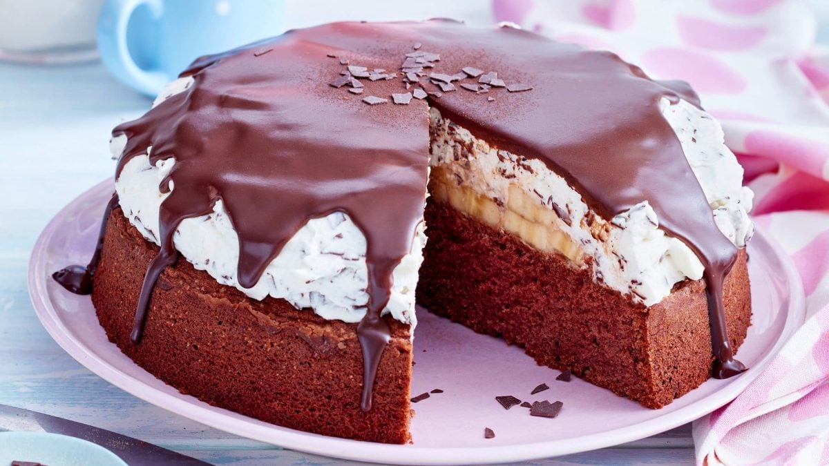 Schoko-Torte mit Bananen auf Teller, angeschnitten