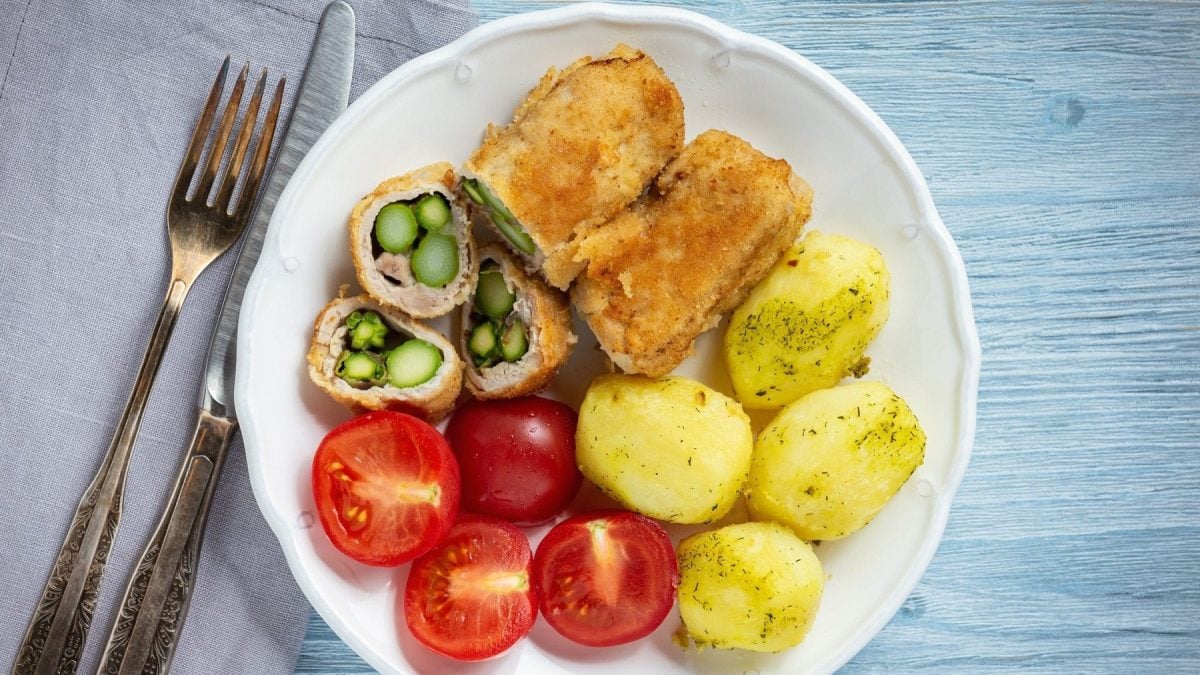 Mit Spargel gefülltes Schnitzel zu Dill-Kartoffeln