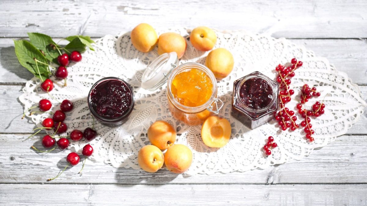 Verschiedene Marmeladen von oben aufgenommen.