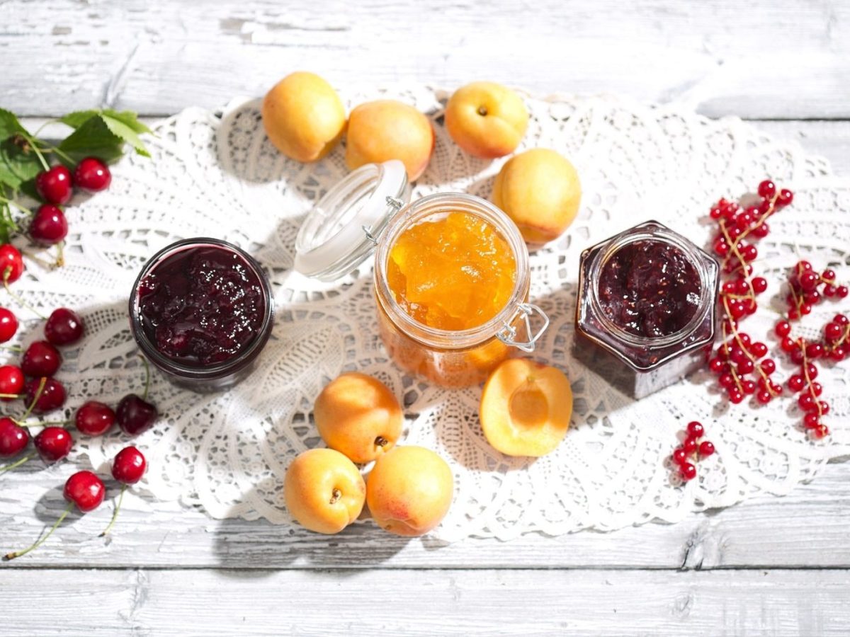 Verschiedene Marmeladen von oben aufgenommen.