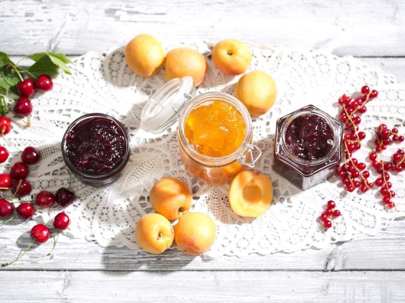 Verschiedene Marmeladen von oben aufgenommen.