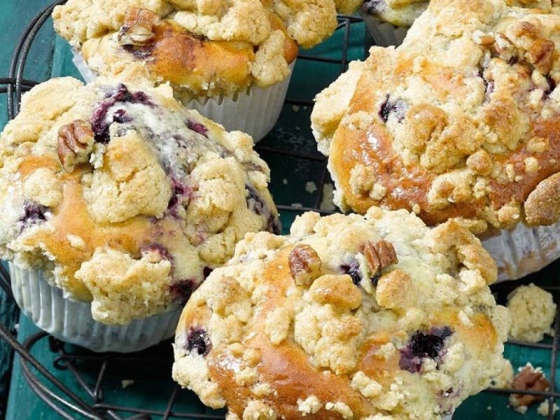 Draufsicht: vier Heidelbeer-Muffins mit Pekannüssen