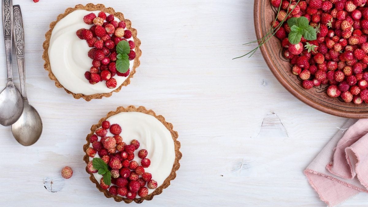 Tartelettes mit weißer Creme und Wald-Erdbeeren