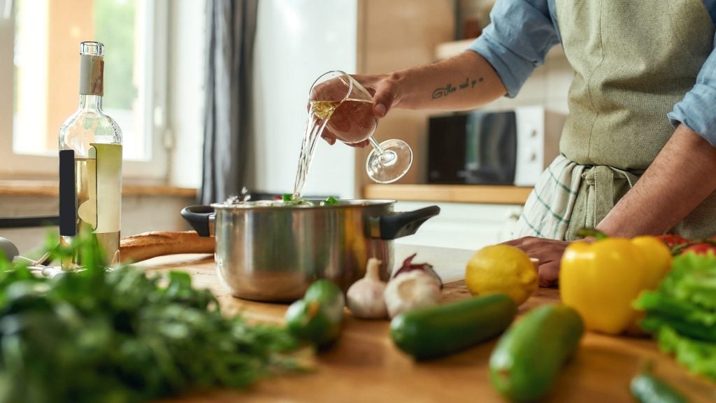 Kochen mit Wein: Schnell erklärt, worauf du achten musst