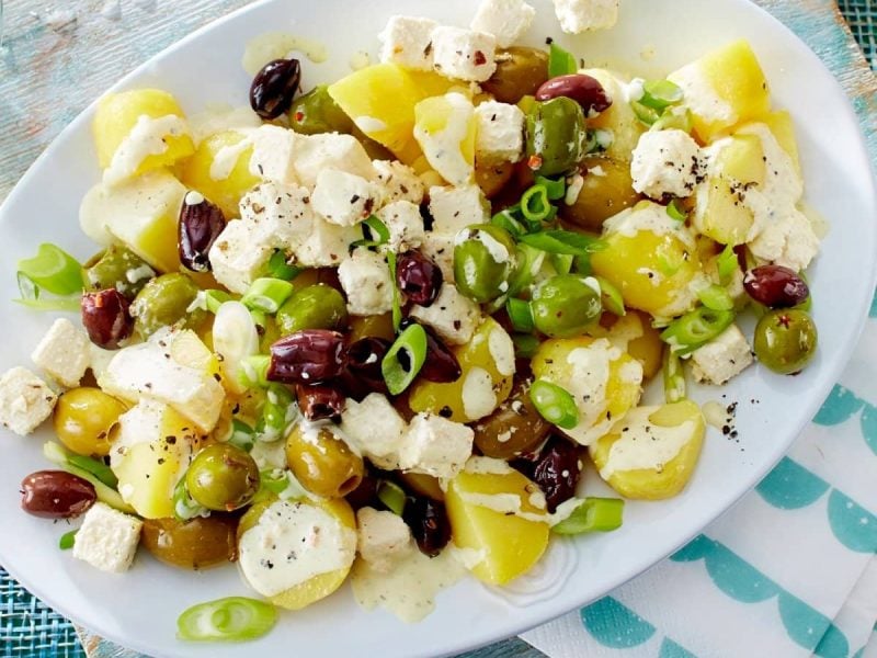 Probieren Sie doch mal diese Variante des Salat-Klassikers: griechischen Kartoffelsalat. / Foto: Redaktionsagentur Food & Foto / Bauer Food Experts KG