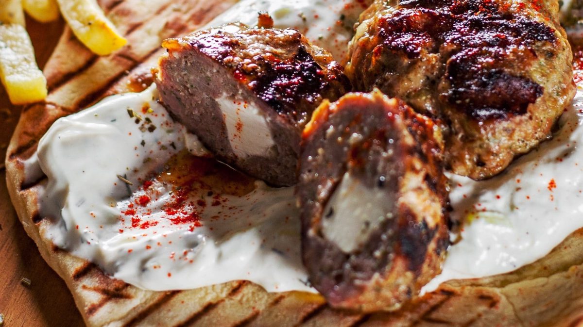 Dieses Bifteki Rezept mit Feta wirst du lieben! - EAT CLUB