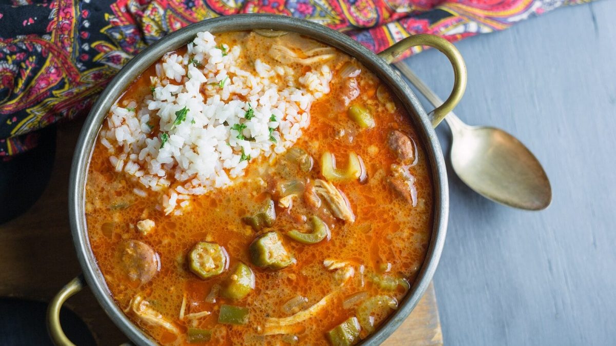 Kreolisches Gumbo mit Gemüse und Würst und Reiseinlage von Oben