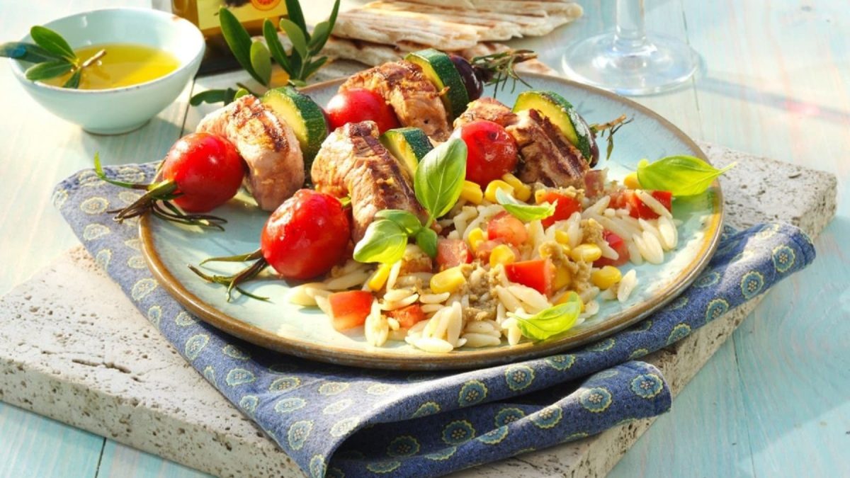 Griechischer Kritharakisalat mit Filetspießen