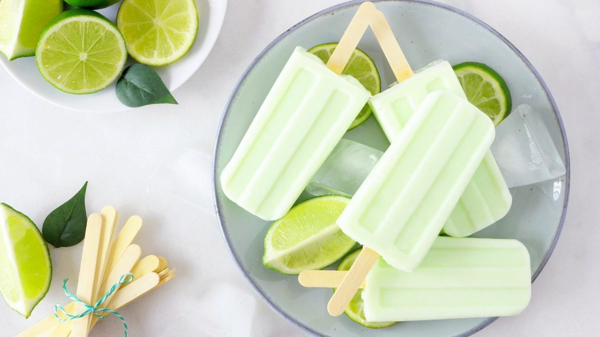 Margarita-Eis mit Limetten auf einem Glasteller