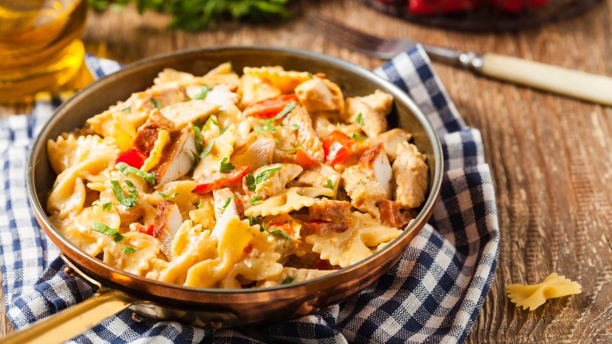 Paprika-Sahne-Hähnchen mit Pasta