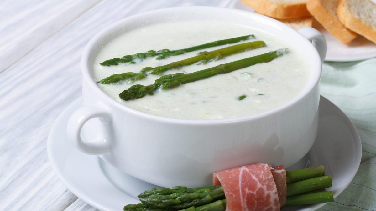 Cremige Spargelsuppe mit Schinken