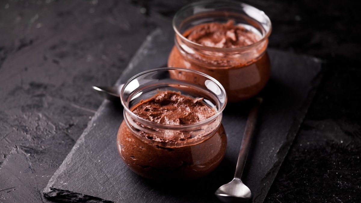 Mousse au Chocolat in zwei Glasschalen
