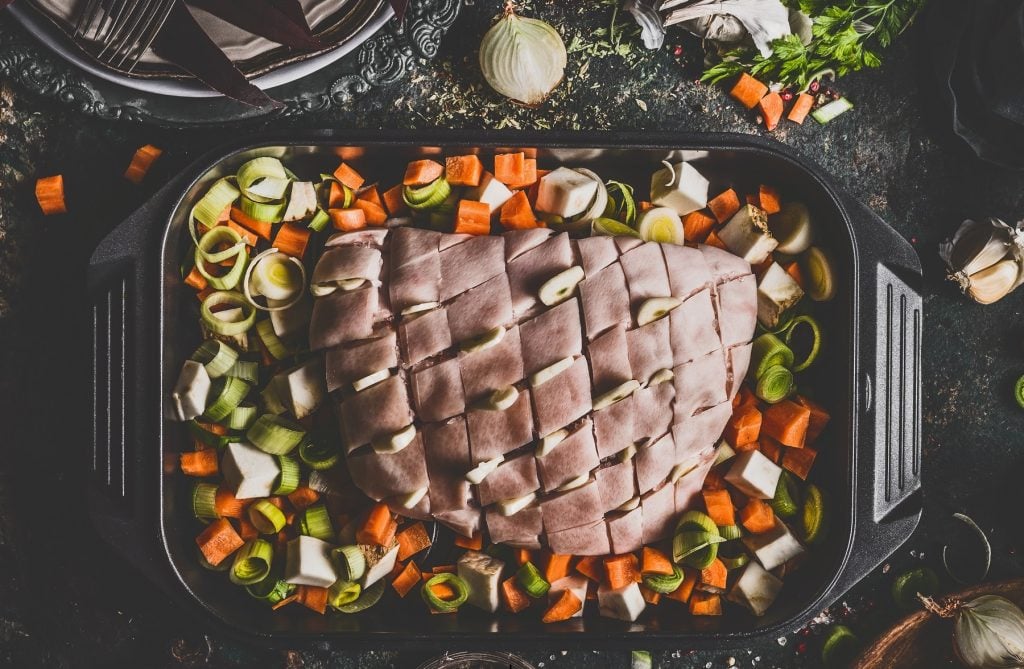 Ein Braten mit ziselierter Oberfläche und Gewürzen drumherum