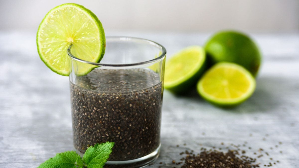 Chia Wasser mit Limette, daneben Chia-Samen