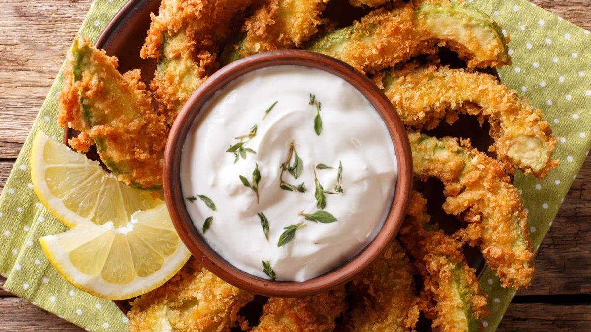 Frittierte Avocado aufgeschnitten mit Dip.