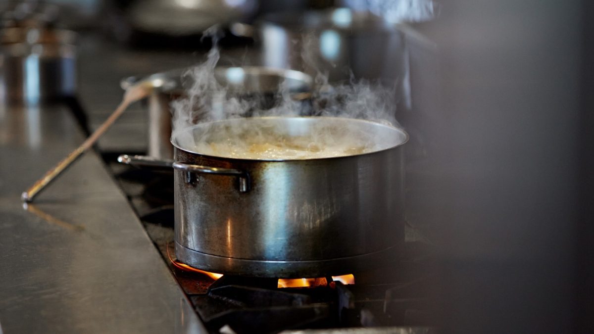 Beim Reduzieren einer Flüssigkeit wird diese in einem breiten Topf ohne Deckel kochen gelassen, sodass viel Dampf abzieht.