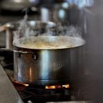 Beim Reduzieren einer Flüssigkeit wird diese in einem breiten Topf ohne Deckel kochen gelassen, sodass viel Dampf abzieht.