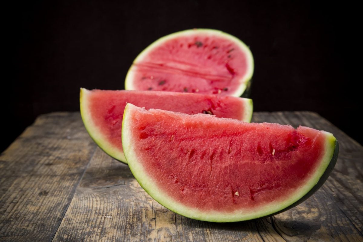 Ist eine Melone reif? Eine aufgeschnittene Melone auf einem Holztisch.